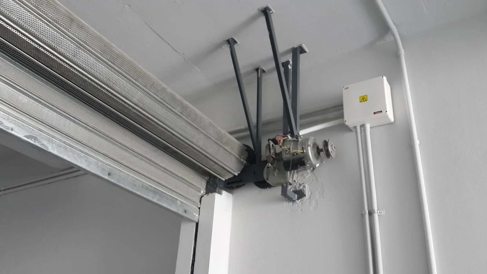 Seccionales / enrollables — Cortinas — instalación 1